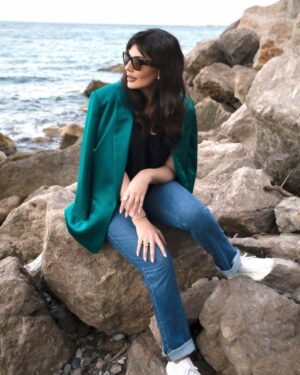 Darine Hamze Instagram - Fake people are like mirrors, they reflect what they think you want to see. Keep them away, & stay authentic to your nature. I wish them healing &to stay miles away from me 🤣😉
لعيونكن ❤️ بلا فلتر.. بحبكن كتير (لمتابعيني المخلصين بس !🤍 والباقيين ما بهمني رأيكن 😝)
قررت اسمع للبحبوني و معكن حق صراحة للقالولي، "بكفينا المزيفين بحياتنا الحقيقية، ما ضروري نزيد فلتر للصور ونحنا اصلاً حلوين "🙏🏻❤️ صحيح.. بحبكن كتير 🥰
