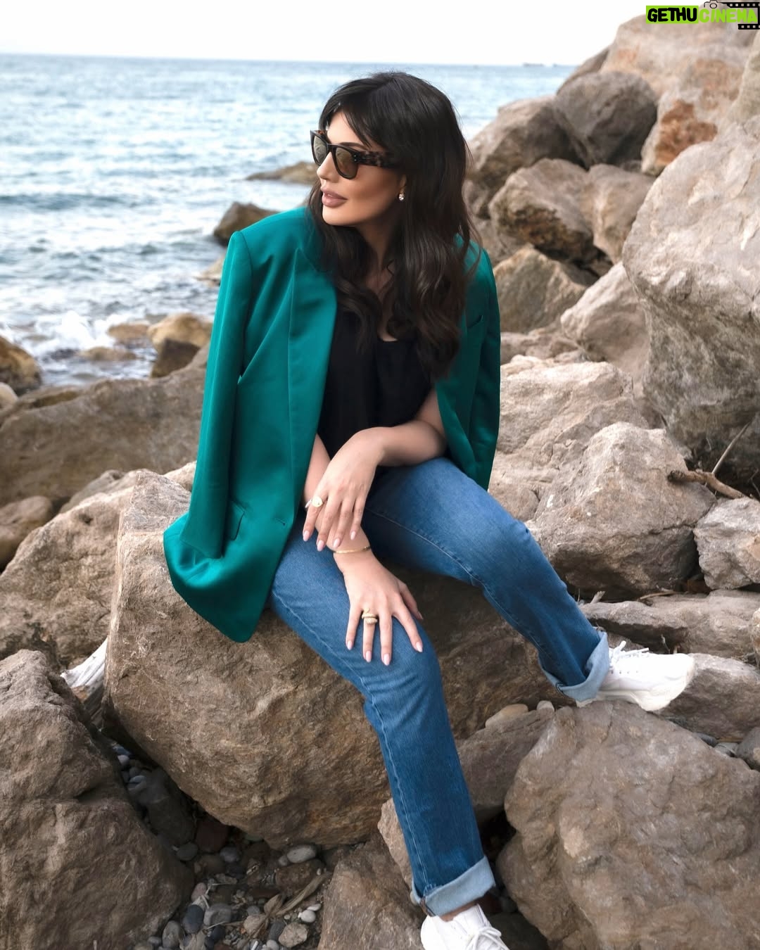 Darine Hamze - 5.3K Likes - Fake people are like mirrors, they reflect what they think you want to see. Keep them away, & stay authentic to your nature. I wish them healing &to stay miles away from me 🤣😉
لعيونكن ❤️ بلا فلتر.. بحبكن كتير (لمتابعيني المخلصين بس !🤍 والباقيين ما بهمني رأيكن 😝)
قررت اسمع للبحبوني و معكن حق صراحة للقالولي، "بكفينا المزيفين بحياتنا الحقيقية، ما ضروري نزيد فلتر للصور ونحنا اصلاً حلوين "🙏🏻❤️ صحيح.. بحبكن كتير 🥰