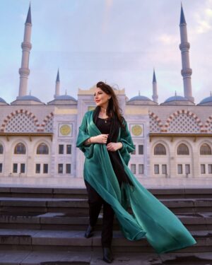 Darine Hamze Instagram - اللهم في اواخر ايام رمضان اللهم أعطني سؤلي، وارزقني نفسًا مطمئنة راضية بقضائك. اللهم أَسْأَلُكَ حُبَّكَ، وَحُبَّ مَنْ يُحِبُّكَ، اللَّهُمَّ اجْعل حُبَّكَ أَحَبَّ إِلَيَّ مِن نَفسي، وأَهْلي، ومِن كل ما في هذه الدنيا. 
Only through spirituality do we truly feel fulfilled and complete 🤍

Photo by @ahmadseekh 
Makeup / Hair by @rama_be0ty