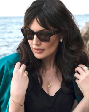 Darine Hamze Instagram - Fake people are like mirrors, they reflect what they think you want to see. Keep them away, & stay authentic to your nature. I wish them healing &to stay miles away from me 🤣😉
لعيونكن ❤️ بلا فلتر.. بحبكن كتير (لمتابعيني المخلصين بس !🤍 والباقيين ما بهمني رأيكن 😝)
قررت اسمع للبحبوني و معكن حق صراحة للقالولي، "بكفينا المزيفين بحياتنا الحقيقية، ما ضروري نزيد فلتر للصور ونحنا اصلاً حلوين "🙏🏻❤️ صحيح.. بحبكن كتير 🥰