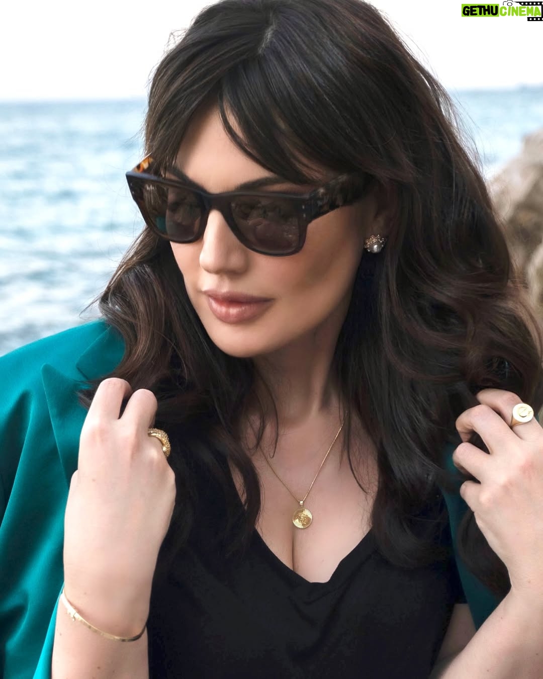 Darine Hamze - 5.3K Likes - Fake people are like mirrors, they reflect what they think you want to see. Keep them away, & stay authentic to your nature. I wish them healing &to stay miles away from me 🤣😉
لعيونكن ❤️ بلا فلتر.. بحبكن كتير (لمتابعيني المخلصين بس !🤍 والباقيين ما بهمني رأيكن 😝)
قررت اسمع للبحبوني و معكن حق صراحة للقالولي، "بكفينا المزيفين بحياتنا الحقيقية، ما ضروري نزيد فلتر للصور ونحنا اصلاً حلوين "🙏🏻❤️ صحيح.. بحبكن كتير 🥰