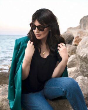 Darine Hamze Instagram - Fake people are like mirrors, they reflect what they think you want to see. Keep them away, & stay authentic to your nature. I wish them healing &to stay miles away from me 🤣😉
لعيونكن ❤️ بلا فلتر.. بحبكن كتير (لمتابعيني المخلصين بس !🤍 والباقيين ما بهمني رأيكن 😝)
قررت اسمع للبحبوني و معكن حق صراحة للقالولي، "بكفينا المزيفين بحياتنا الحقيقية، ما ضروري نزيد فلتر للصور ونحنا اصلاً حلوين "🙏🏻❤️ صحيح.. بحبكن كتير 🥰
