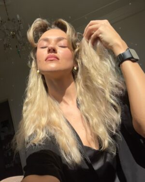 Darya Rudenok Instagram - Пусть решение о том, какая фотография будет стоять первой, будет самым тяжелым в жизни) 

«A tragedy is a comedy misunderstood.
Once you realize what you are, there’s nothing left but gratitude and laughter.»