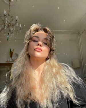 Darya Rudenok Instagram - Пусть решение о том, какая фотография будет стоять первой, будет самым тяжелым в жизни) 

«A tragedy is a comedy misunderstood.
Once you realize what you are, there’s nothing left but gratitude and laughter.»