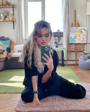 Darya Rudenok Instagram - Пусть решение о том, какая фотография будет стоять первой, будет самым тяжелым в жизни) 

«A tragedy is a comedy misunderstood.
Once you realize what you are, there’s nothing left but gratitude and laughter.»