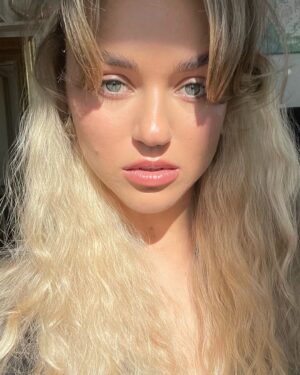 Darya Rudenok Instagram - Пусть решение о том, какая фотография будет стоять первой, будет самым тяжелым в жизни) 

«A tragedy is a comedy misunderstood.
Once you realize what you are, there’s nothing left but gratitude and laughter.»