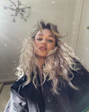 Darya Rudenok Instagram - Пусть решение о том, какая фотография будет стоять первой, будет самым тяжелым в жизни) 

«A tragedy is a comedy misunderstood.
Once you realize what you are, there’s nothing left but gratitude and laughter.»