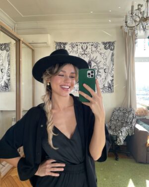 Darya Rudenok Instagram - Пусть решение о том, какая фотография будет стоять первой, будет самым тяжелым в жизни) 

«A tragedy is a comedy misunderstood.
Once you realize what you are, there’s nothing left but gratitude and laughter.»