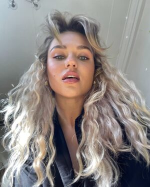 Darya Rudenok Instagram - Пусть решение о том, какая фотография будет стоять первой, будет самым тяжелым в жизни) 

«A tragedy is a comedy misunderstood.
Once you realize what you are, there’s nothing left but gratitude and laughter.»