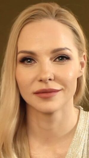 Daryna Trehubova Instagram - Вчора, у день нарождення Ліни Костенко, мені написали в особисті, коли я вже прочитаю «Між іншим».
А я, між іншим, вже читала) і він один з улюблених 
у #дашачитає