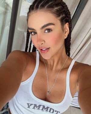 Dayanara Peralta Instagram - Me les escapé unos poquitines días 🩵🌴☔️❤️‍🩹☀️ 
Me habían pedido que les publicara un poquito de este viaje peeeero lo único que pude grabar o fotografiar es esto 😮‍💨 dejamos celulares en off un ratito, algunas veces es bueno desconectar para conectar 💫
.
.
Todos mis looketes que amé en este viaje estuvieron a manos de mi familia 
@tommyhilfiger ✨ gracias por acompañarme siempre!