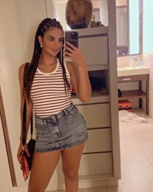 Dayanara Peralta Instagram - Me les escapé unos poquitines días 🩵🌴☔️❤️‍🩹☀️ 
Me habían pedido que les publicara un poquito de este viaje peeeero lo único que pude grabar o fotografiar es esto 😮‍💨 dejamos celulares en off un ratito, algunas veces es bueno desconectar para conectar 💫
.
.
Todos mis looketes que amé en este viaje estuvieron a manos de mi familia 
@tommyhilfiger ✨ gracias por acompañarme siempre!