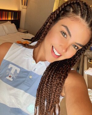 Dayanara Peralta Instagram - Me les escapé unos poquitines días 🩵🌴☔️❤️‍🩹☀️ 
Me habían pedido que les publicara un poquito de este viaje peeeero lo único que pude grabar o fotografiar es esto 😮‍💨 dejamos celulares en off un ratito, algunas veces es bueno desconectar para conectar 💫
.
.
Todos mis looketes que amé en este viaje estuvieron a manos de mi familia 
@tommyhilfiger ✨ gracias por acompañarme siempre!