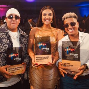 Dayanara Peralta Instagram - Ayer fue una noche hermosaaa en los premios @remsayce que bello poder compartir con todos mis colegas maravillosossss 🧡 Ganamos como la Artista Femenina más escuchada en Plataformas 🙏🥹 
.
Gracias Dios que haces todo posible en mi vida,  a  mis fans,mis DaDababys, gracias a mis fans chiquititas que son chiquitas pero despechadas❤️‍🩹 aprenden de mis reinas que escuchan y disfrutan de mi música 🍷
.
No hay sueños posibles sin un buen equipo y yo tengo un equipo maravilloso gracias manager y amor @jonathanpeb te amo, a todo mi equipo de @estradaproducciones  este premio es de ustedes también 👊 ❤️
.
A mis padres que migraron lejos de casa este año pero que los sentí cada segundo levantando este premio conmigo, los extraño siempre y me motivan para ser cada día mejor, ayer tuve la bendición de tener a mis abuelitos y hermanito acompañándome, los amo demasiado, son mi eterno roble. 
.
Los amo Ecuador, mi país, gracias por acompañarme en este género ❤️‍🩹
Este premio es motivación para seguir escribiendo y seguir haciendo más música que les llegue al corazón. 
Gracias mi gente 🙏 #EcuadorenLaCasa 
.
Créditos :

Vestido by @joseluis_fernandez_c & @miguel_manrique_s 🌟

Fotografías capturadas por @stalyn_lemonflu 📸 

Maquillaje - @emiromeromua 💋 

Peinado - @glen.hairstylist ✨