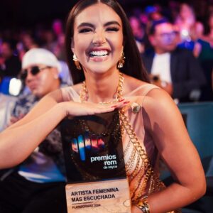 Dayanara Peralta Instagram - Ayer fue una noche hermosaaa en los premios @remsayce que bello poder compartir con todos mis colegas maravillosossss 🧡 Ganamos como la Artista Femenina más escuchada en Plataformas 🙏🥹 
.
Gracias Dios que haces todo posible en mi vida,  a  mis fans,mis DaDababys, gracias a mis fans chiquititas que son chiquitas pero despechadas❤️‍🩹 aprenden de mis reinas que escuchan y disfrutan de mi música 🍷
.
No hay sueños posibles sin un buen equipo y yo tengo un equipo maravilloso gracias manager y amor @jonathanpeb te amo, a todo mi equipo de @estradaproducciones  este premio es de ustedes también 👊 ❤️
.
A mis padres que migraron lejos de casa este año pero que los sentí cada segundo levantando este premio conmigo, los extraño siempre y me motivan para ser cada día mejor, ayer tuve la bendición de tener a mis abuelitos y hermanito acompañándome, los amo demasiado, son mi eterno roble. 
.
Los amo Ecuador, mi país, gracias por acompañarme en este género ❤️‍🩹
Este premio es motivación para seguir escribiendo y seguir haciendo más música que les llegue al corazón. 
Gracias mi gente 🙏 #EcuadorenLaCasa 
.
Créditos :

Vestido by @joseluis_fernandez_c & @miguel_manrique_s 🌟

Fotografías capturadas por @stalyn_lemonflu 📸 

Maquillaje - @emiromeromua 💋 

Peinado - @glen.hairstylist ✨