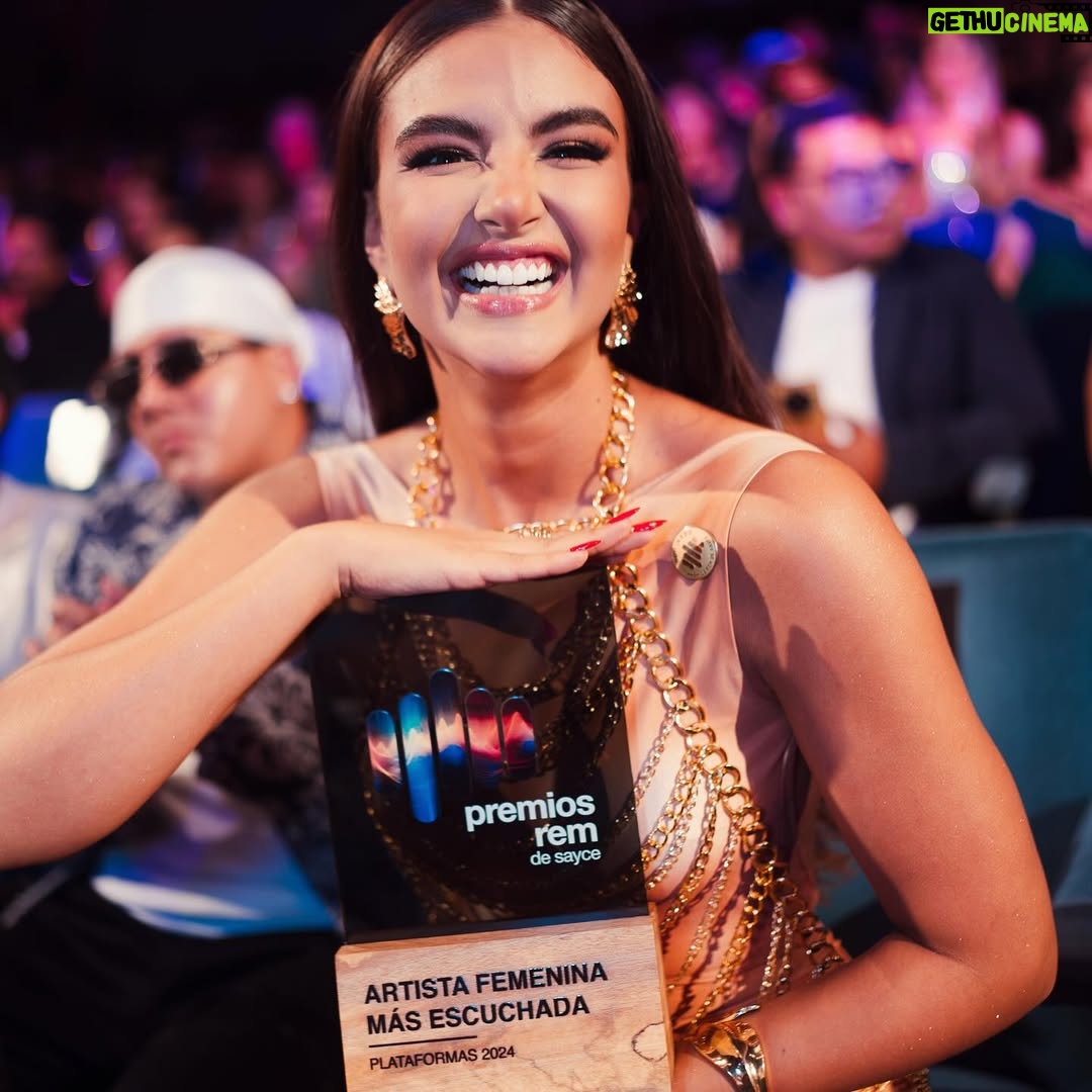 Dayanara Peralta - 56.8K Likes - Ayer fue una noche hermosaaa en los premios @remsayce que bello poder compartir con todos mis colegas maravillosossss 🧡 Ganamos como la Artista Femenina más escuchada en Plataformas 🙏🥹
.
Gracias Dios que haces todo posible en mi vida, a mis fans,mis DaDababys, gracias a mis fans chiquititas que son chiquitas pero despechadas❤️🩹 aprenden de mis reinas que escuchan y disfrutan de mi música 🍷
.
No hay sueños posibles sin un buen equipo y yo tengo un equipo maravilloso gracias manager y amor @jonathanpeb te amo, a todo mi equipo de @estradaproducciones este premio es de ustedes también 👊 ❤️
.
A mis padres que migraron lejos de casa este año pero que los sentí cada segundo levantando este premio conmigo, los extraño siempre y me motivan para ser cada día mejor, ayer tuve la bendición de tener a mis abuelitos y hermanito acompañándome, los amo demasiado, son mi eterno roble.
.
Los amo Ecuador, mi país, gracias por acompañarme en este género ❤️🩹
Este premio es motivación para seguir escribiendo y seguir haciendo más música que les llegue al corazón.
Gracias mi gente 🙏 #EcuadorenLaCasa
.
Créditos :
Vestido by @joseluis_fernandez_c & @miguel_manrique_s 🌟
Fotografías capturadas por @stalyn_lemonflu 📸
Maquillaje - @emiromeromua 💋
Peinado - @glen.hairstylist ✨