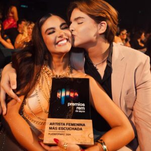 Dayanara Peralta Instagram - Ayer fue una noche hermosaaa en los premios @remsayce que bello poder compartir con todos mis colegas maravillosossss 🧡 Ganamos como la Artista Femenina más escuchada en Plataformas 🙏🥹 
.
Gracias Dios que haces todo posible en mi vida,  a  mis fans,mis DaDababys, gracias a mis fans chiquititas que son chiquitas pero despechadas❤️‍🩹 aprenden de mis reinas que escuchan y disfrutan de mi música 🍷
.
No hay sueños posibles sin un buen equipo y yo tengo un equipo maravilloso gracias manager y amor @jonathanpeb te amo, a todo mi equipo de @estradaproducciones  este premio es de ustedes también 👊 ❤️
.
A mis padres que migraron lejos de casa este año pero que los sentí cada segundo levantando este premio conmigo, los extraño siempre y me motivan para ser cada día mejor, ayer tuve la bendición de tener a mis abuelitos y hermanito acompañándome, los amo demasiado, son mi eterno roble. 
.
Los amo Ecuador, mi país, gracias por acompañarme en este género ❤️‍🩹
Este premio es motivación para seguir escribiendo y seguir haciendo más música que les llegue al corazón. 
Gracias mi gente 🙏 #EcuadorenLaCasa 
.
Créditos :

Vestido by @joseluis_fernandez_c & @miguel_manrique_s 🌟

Fotografías capturadas por @stalyn_lemonflu 📸 

Maquillaje - @emiromeromua 💋 

Peinado - @glen.hairstylist ✨