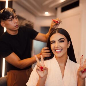 Dayanara Peralta Instagram - Ayer fue una noche hermosaaa en los premios @remsayce que bello poder compartir con todos mis colegas maravillosossss 🧡 Ganamos como la Artista Femenina más escuchada en Plataformas 🙏🥹 
.
Gracias Dios que haces todo posible en mi vida,  a  mis fans,mis DaDababys, gracias a mis fans chiquititas que son chiquitas pero despechadas❤️‍🩹 aprenden de mis reinas que escuchan y disfrutan de mi música 🍷
.
No hay sueños posibles sin un buen equipo y yo tengo un equipo maravilloso gracias manager y amor @jonathanpeb te amo, a todo mi equipo de @estradaproducciones  este premio es de ustedes también 👊 ❤️
.
A mis padres que migraron lejos de casa este año pero que los sentí cada segundo levantando este premio conmigo, los extraño siempre y me motivan para ser cada día mejor, ayer tuve la bendición de tener a mis abuelitos y hermanito acompañándome, los amo demasiado, son mi eterno roble. 
.
Los amo Ecuador, mi país, gracias por acompañarme en este género ❤️‍🩹
Este premio es motivación para seguir escribiendo y seguir haciendo más música que les llegue al corazón. 
Gracias mi gente 🙏 #EcuadorenLaCasa 
.
Créditos :

Vestido by @joseluis_fernandez_c & @miguel_manrique_s 🌟

Fotografías capturadas por @stalyn_lemonflu 📸 

Maquillaje - @emiromeromua 💋 

Peinado - @glen.hairstylist ✨