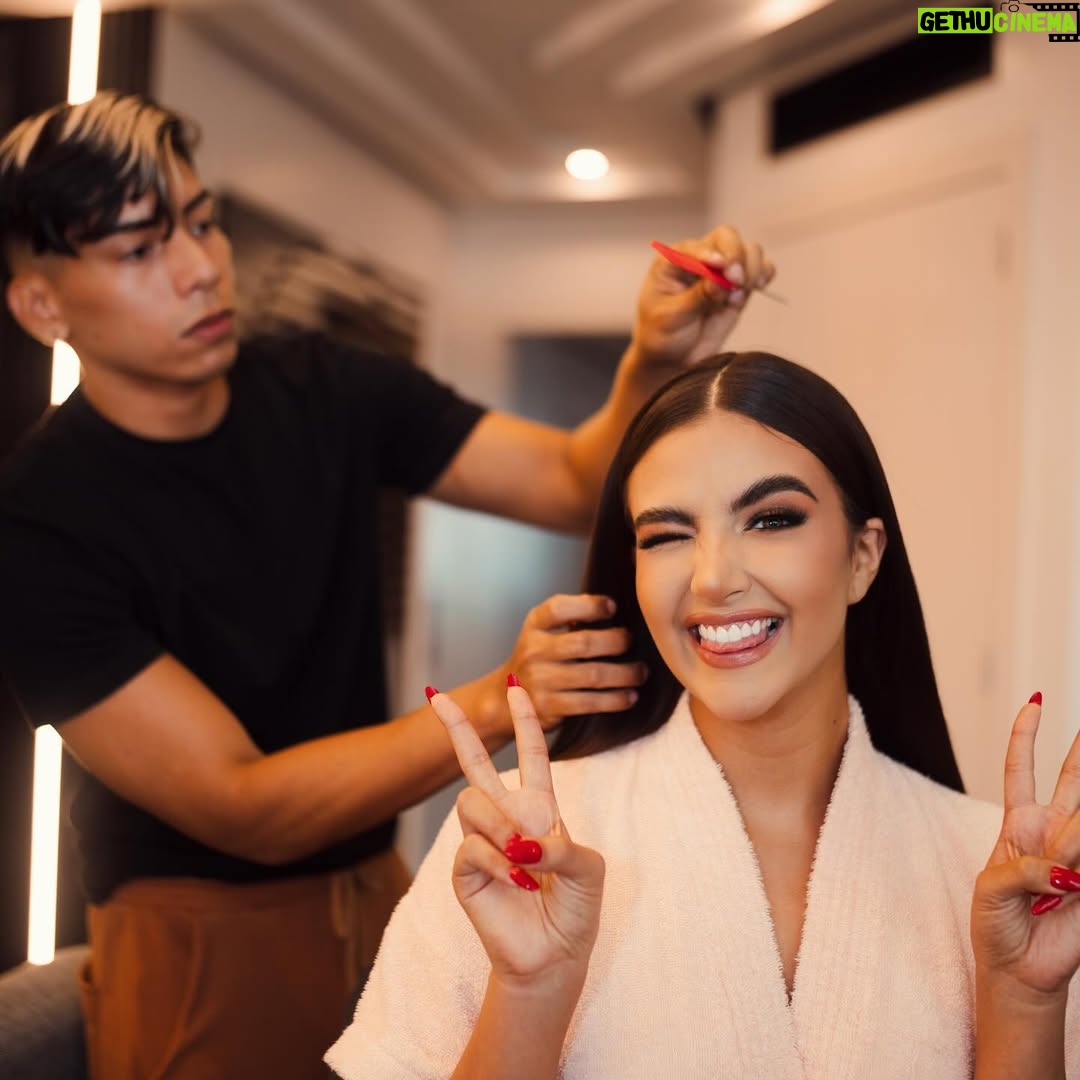 Dayanara Peralta - 56.8K Likes - Ayer fue una noche hermosaaa en los premios @remsayce que bello poder compartir con todos mis colegas maravillosossss 🧡 Ganamos como la Artista Femenina más escuchada en Plataformas 🙏🥹
.
Gracias Dios que haces todo posible en mi vida, a mis fans,mis DaDababys, gracias a mis fans chiquititas que son chiquitas pero despechadas❤️🩹 aprenden de mis reinas que escuchan y disfrutan de mi música 🍷
.
No hay sueños posibles sin un buen equipo y yo tengo un equipo maravilloso gracias manager y amor @jonathanpeb te amo, a todo mi equipo de @estradaproducciones este premio es de ustedes también 👊 ❤️
.
A mis padres que migraron lejos de casa este año pero que los sentí cada segundo levantando este premio conmigo, los extraño siempre y me motivan para ser cada día mejor, ayer tuve la bendición de tener a mis abuelitos y hermanito acompañándome, los amo demasiado, son mi eterno roble.
.
Los amo Ecuador, mi país, gracias por acompañarme en este género ❤️🩹
Este premio es motivación para seguir escribiendo y seguir haciendo más música que les llegue al corazón.
Gracias mi gente 🙏 #EcuadorenLaCasa
.
Créditos :
Vestido by @joseluis_fernandez_c & @miguel_manrique_s 🌟
Fotografías capturadas por @stalyn_lemonflu 📸
Maquillaje - @emiromeromua 💋
Peinado - @glen.hairstylist ✨