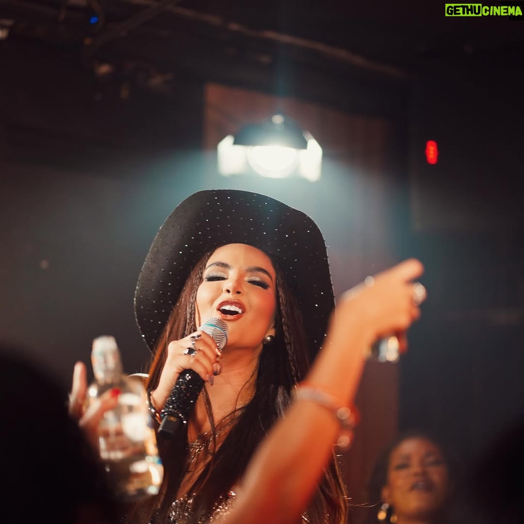 Dayanara Peralta - 43.1K Likes - La fuerza femenina que tiene este video es una de mis cosas favoritassss 🌹
.
Quiero agradecer de todo corazón a cada una de las reinas que con todo su talento y amor me acompañaron en este video tan especial!
.
Este video necesitaba la magia de cada una de ustedes, gracias por su energía, por su tiempo y por su cariño ! Las quiero mujeronessss, que experiencia haberlas tenido en este video junto a mi 🩵 las admiro a cada una de ustedes @giovaandrade7 @samanthagreyb @elenaviterilaprima @majovillavicencio_oficial @auraarcec @emilianavaldezt @emmaguerreroficial @lalamaonofre @maritzachevez @emilivillavicencio @jaynaespinoza @scarlettperaltaloor ✨
Todas unas reinas ! Gracias a cada una de ustedes por darle tanta magia a este videoooooo 🌟
.
Vayan a ver el video oficial de #TLVP #TúLaVasAPagar 🍻🎬
.
Mi vestuario ya sabennn 🌟😍 @joseluis_fernandez_c & @miguel_manrique_s
.
📸📸 Gracias por estas fotografías tan hermosasssss @stalyn_lemonflu 📸📸