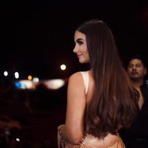 Dayanara Peralta Instagram - Ayer fue una noche hermosaaa en los premios @remsayce que bello poder compartir con todos mis colegas maravillosossss 🧡 Ganamos como la Artista Femenina más escuchada en Plataformas 🙏🥹 
.
Gracias Dios que haces todo posible en mi vida,  a  mis fans,mis DaDababys, gracias a mis fans chiquititas que son chiquitas pero despechadas❤️‍🩹 aprenden de mis reinas que escuchan y disfrutan de mi música 🍷
.
No hay sueños posibles sin un buen equipo y yo tengo un equipo maravilloso gracias manager y amor @jonathanpeb te amo, a todo mi equipo de @estradaproducciones  este premio es de ustedes también 👊 ❤️
.
A mis padres que migraron lejos de casa este año pero que los sentí cada segundo levantando este premio conmigo, los extraño siempre y me motivan para ser cada día mejor, ayer tuve la bendición de tener a mis abuelitos y hermanito acompañándome, los amo demasiado, son mi eterno roble. 
.
Los amo Ecuador, mi país, gracias por acompañarme en este género ❤️‍🩹
Este premio es motivación para seguir escribiendo y seguir haciendo más música que les llegue al corazón. 
Gracias mi gente 🙏 #EcuadorenLaCasa 
.
Créditos :

Vestido by @joseluis_fernandez_c & @miguel_manrique_s 🌟

Fotografías capturadas por @stalyn_lemonflu 📸 

Maquillaje - @emiromeromua 💋 

Peinado - @glen.hairstylist ✨