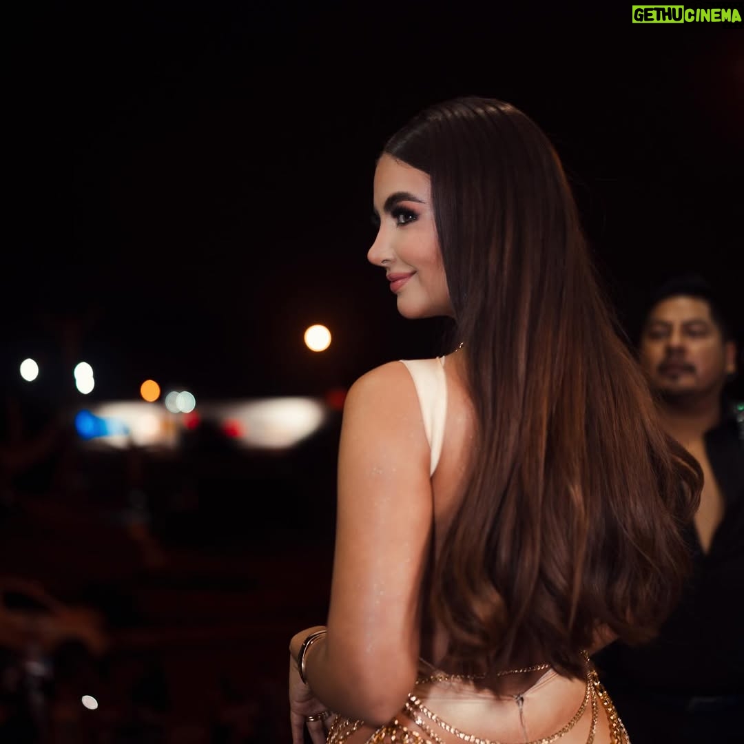 Dayanara Peralta - 56.8K Likes - Ayer fue una noche hermosaaa en los premios @remsayce que bello poder compartir con todos mis colegas maravillosossss 🧡 Ganamos como la Artista Femenina más escuchada en Plataformas 🙏🥹
.
Gracias Dios que haces todo posible en mi vida, a mis fans,mis DaDababys, gracias a mis fans chiquititas que son chiquitas pero despechadas❤️🩹 aprenden de mis reinas que escuchan y disfrutan de mi música 🍷
.
No hay sueños posibles sin un buen equipo y yo tengo un equipo maravilloso gracias manager y amor @jonathanpeb te amo, a todo mi equipo de @estradaproducciones este premio es de ustedes también 👊 ❤️
.
A mis padres que migraron lejos de casa este año pero que los sentí cada segundo levantando este premio conmigo, los extraño siempre y me motivan para ser cada día mejor, ayer tuve la bendición de tener a mis abuelitos y hermanito acompañándome, los amo demasiado, son mi eterno roble.
.
Los amo Ecuador, mi país, gracias por acompañarme en este género ❤️🩹
Este premio es motivación para seguir escribiendo y seguir haciendo más música que les llegue al corazón.
Gracias mi gente 🙏 #EcuadorenLaCasa
.
Créditos :
Vestido by @joseluis_fernandez_c & @miguel_manrique_s 🌟
Fotografías capturadas por @stalyn_lemonflu 📸
Maquillaje - @emiromeromua 💋
Peinado - @glen.hairstylist ✨