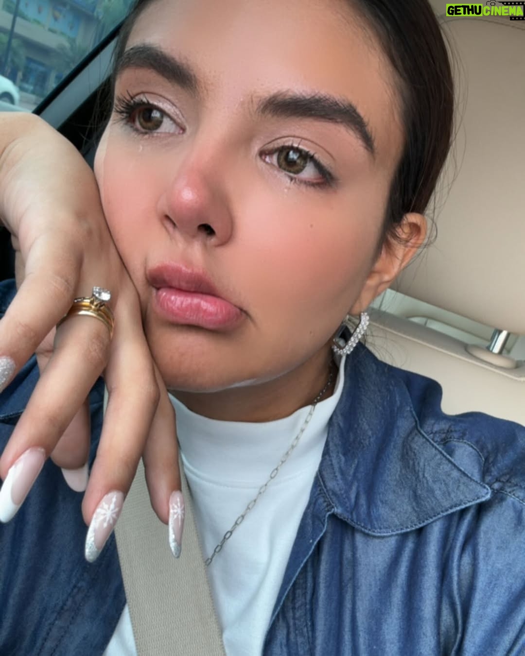 Dayanara Peralta - 32.9K Likes - 2024 GRACIAS ! Fuiste duro, exitoso, hermoso, hijuemadre, fuiste todo, creo que tuviste todo lo que un año debe tener.
Quiero agradecer ! Agradecerte por todo, me diste el resultado de una canción que en el 2023 lanzaba con curiosidad pero con tanto amor que en este año me diste la bendición de que en muchos países se la canten al revés y al derecho, un tour increíble, extenso, hermoso, no lo llamaría ni cansado porque cada viaje me lo viví, me lo gocé con todo mi equipo de trabajo que ha sido una familia nueva para mí,este año tuvo distancias, la familia en otro país creció más ❤️🩹 por acá nos acortamos poquito pero siempre con ese amor y conexión que ni millones de kilómetros borran. Me permitiste seguir caminando de la mano del amor de mi vida, conocí Europa por primera vez y como si eso era poco me permitiste realizar mi primer EURO TOUR ❤️🩹 tuve colaboraciones increíbles con artistas enormes que admiro, respeto y quiero mucho en la actualidad ✨ me abriste puertas con mi música en países muy lindos además del mío ! Me permitiste llenar conciertos con más de hasta 50 mil personas solitaaa 😭 🇪🇨
Me diste reconocimientos muy valiosos como ser portada en playlists muy importantes, ser premiada hace unos días como la artista del año, canción del año y muchooo más !
Mandaste a un angelito a mi vidaaaaa mi CHOKO, mi chokito bebé 🐶
Me permitiste cantar 2 veces en el Movistar Arena en Colombia 🇨🇴
También me enfermaste durísimooo 😂☝️ pero no tengo nada que reprocharte, solo agradecerte ! Gracias carajo, solo te pido salud para mi sangre, mi raíz, mi familia, mi esposo maravilloso, mis fans, mis DaDababys, mi equipo de trabajo y toda esta gente hermosa que está aquí leyendo esto, gracias a todos por acompañarme LOS AMO ! Vamos por más se los jurooooo #ECUADORENLACASA ❤️🩹✨