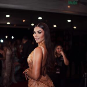 Dayanara Peralta Instagram - Ayer fue una noche hermosaaa en los premios @remsayce que bello poder compartir con todos mis colegas maravillosossss 🧡 Ganamos como la Artista Femenina más escuchada en Plataformas 🙏🥹 
.
Gracias Dios que haces todo posible en mi vida,  a  mis fans,mis DaDababys, gracias a mis fans chiquititas que son chiquitas pero despechadas❤️‍🩹 aprenden de mis reinas que escuchan y disfrutan de mi música 🍷
.
No hay sueños posibles sin un buen equipo y yo tengo un equipo maravilloso gracias manager y amor @jonathanpeb te amo, a todo mi equipo de @estradaproducciones  este premio es de ustedes también 👊 ❤️
.
A mis padres que migraron lejos de casa este año pero que los sentí cada segundo levantando este premio conmigo, los extraño siempre y me motivan para ser cada día mejor, ayer tuve la bendición de tener a mis abuelitos y hermanito acompañándome, los amo demasiado, son mi eterno roble. 
.
Los amo Ecuador, mi país, gracias por acompañarme en este género ❤️‍🩹
Este premio es motivación para seguir escribiendo y seguir haciendo más música que les llegue al corazón. 
Gracias mi gente 🙏 #EcuadorenLaCasa 
.
Créditos :

Vestido by @joseluis_fernandez_c & @miguel_manrique_s 🌟

Fotografías capturadas por @stalyn_lemonflu 📸 

Maquillaje - @emiromeromua 💋 

Peinado - @glen.hairstylist ✨