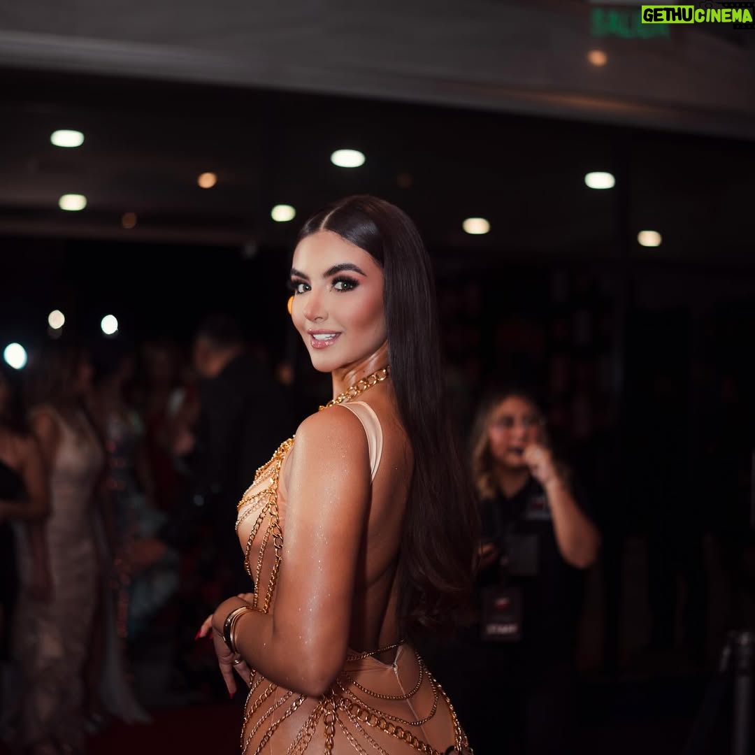 Dayanara Peralta - 56.8K Likes - Ayer fue una noche hermosaaa en los premios @remsayce que bello poder compartir con todos mis colegas maravillosossss 🧡 Ganamos como la Artista Femenina más escuchada en Plataformas 🙏🥹
.
Gracias Dios que haces todo posible en mi vida, a mis fans,mis DaDababys, gracias a mis fans chiquititas que son chiquitas pero despechadas❤️🩹 aprenden de mis reinas que escuchan y disfrutan de mi música 🍷
.
No hay sueños posibles sin un buen equipo y yo tengo un equipo maravilloso gracias manager y amor @jonathanpeb te amo, a todo mi equipo de @estradaproducciones este premio es de ustedes también 👊 ❤️
.
A mis padres que migraron lejos de casa este año pero que los sentí cada segundo levantando este premio conmigo, los extraño siempre y me motivan para ser cada día mejor, ayer tuve la bendición de tener a mis abuelitos y hermanito acompañándome, los amo demasiado, son mi eterno roble.
.
Los amo Ecuador, mi país, gracias por acompañarme en este género ❤️🩹
Este premio es motivación para seguir escribiendo y seguir haciendo más música que les llegue al corazón.
Gracias mi gente 🙏 #EcuadorenLaCasa
.
Créditos :
Vestido by @joseluis_fernandez_c & @miguel_manrique_s 🌟
Fotografías capturadas por @stalyn_lemonflu 📸
Maquillaje - @emiromeromua 💋
Peinado - @glen.hairstylist ✨