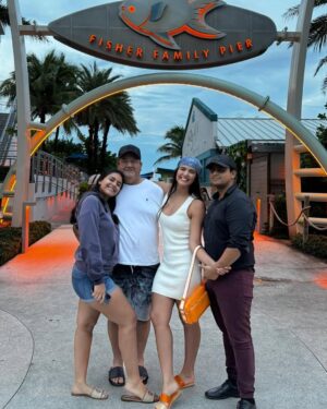 Dayanara Peralta Instagram - 2024 GRACIAS ! Fuiste duro, exitoso, hermoso, hijuemadre, fuiste todo, creo que tuviste todo lo que un año debe tener. 
Quiero agradecer ! Agradecerte por todo, me diste el resultado de una canción que en el 2023 lanzaba con curiosidad pero con tanto amor que en este año me diste la bendición de que en muchos países se la canten al revés y al derecho, un tour increíble, extenso, hermoso, no lo llamaría ni cansado porque cada viaje me lo viví, me lo gocé con todo mi equipo de trabajo que ha sido una familia nueva para mí,este año tuvo distancias, la familia en otro país creció más ❤️‍🩹 por acá nos acortamos poquito pero siempre con ese amor y conexión que ni millones de kilómetros borran. Me permitiste seguir caminando de la mano del amor de mi vida, conocí Europa por primera vez y como si eso era poco me permitiste realizar mi primer EURO TOUR ❤️‍🩹 tuve colaboraciones increíbles con artistas enormes que admiro, respeto y quiero mucho en la actualidad ✨ me abriste puertas con mi música en países muy lindos además del mío ! Me permitiste llenar conciertos con más de hasta 50 mil personas solitaaa 😭 🇪🇨 
Me diste reconocimientos muy valiosos como ser portada en playlists muy importantes, ser premiada hace unos días como la artista del año, canción del año y muchooo más ! 
Mandaste a un angelito a mi vidaaaaa mi CHOKO, mi chokito bebé 🐶 
Me permitiste cantar 2 veces en el Movistar Arena en Colombia 🇨🇴 
También me enfermaste durísimooo 😂☝️ pero no tengo nada que reprocharte, solo agradecerte ! Gracias carajo, solo te pido salud para mi sangre, mi raíz, mi familia, mi esposo maravilloso, mis fans, mis DaDababys, mi equipo de trabajo  y toda esta gente hermosa que está aquí leyendo esto, gracias a todos por acompañarme LOS AMO ! Vamos por más se los jurooooo #ECUADORENLACASA ❤️‍🩹✨