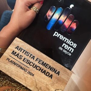 Dayanara Peralta Instagram - Ayer fue una noche hermosaaa en los premios @remsayce que bello poder compartir con todos mis colegas maravillosossss 🧡 Ganamos como la Artista Femenina más escuchada en Plataformas 🙏🥹 
.
Gracias Dios que haces todo posible en mi vida,  a  mis fans,mis DaDababys, gracias a mis fans chiquititas que son chiquitas pero despechadas❤️‍🩹 aprenden de mis reinas que escuchan y disfrutan de mi música 🍷
.
No hay sueños posibles sin un buen equipo y yo tengo un equipo maravilloso gracias manager y amor @jonathanpeb te amo, a todo mi equipo de @estradaproducciones  este premio es de ustedes también 👊 ❤️
.
A mis padres que migraron lejos de casa este año pero que los sentí cada segundo levantando este premio conmigo, los extraño siempre y me motivan para ser cada día mejor, ayer tuve la bendición de tener a mis abuelitos y hermanito acompañándome, los amo demasiado, son mi eterno roble. 
.
Los amo Ecuador, mi país, gracias por acompañarme en este género ❤️‍🩹
Este premio es motivación para seguir escribiendo y seguir haciendo más música que les llegue al corazón. 
Gracias mi gente 🙏 #EcuadorenLaCasa 
.
Créditos :

Vestido by @joseluis_fernandez_c & @miguel_manrique_s 🌟

Fotografías capturadas por @stalyn_lemonflu 📸 

Maquillaje - @emiromeromua 💋 

Peinado - @glen.hairstylist ✨