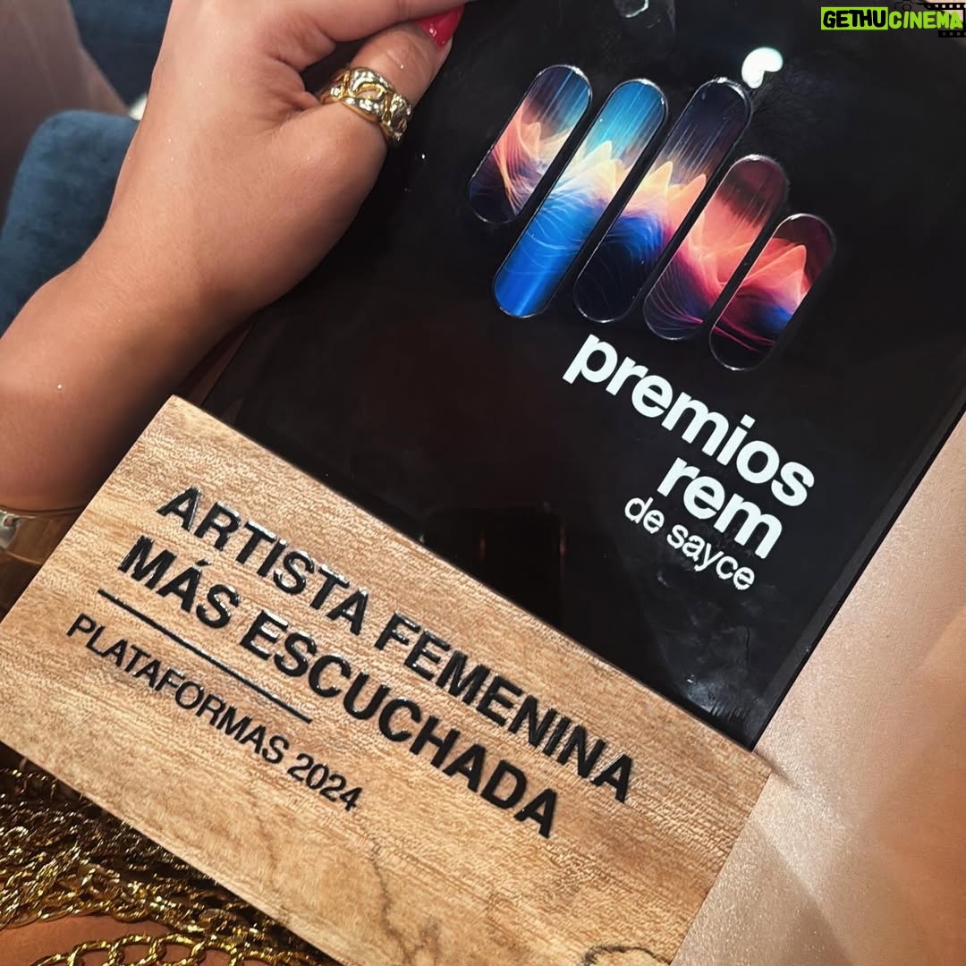 Dayanara Peralta - 56.8K Likes - Ayer fue una noche hermosaaa en los premios @remsayce que bello poder compartir con todos mis colegas maravillosossss 🧡 Ganamos como la Artista Femenina más escuchada en Plataformas 🙏🥹
.
Gracias Dios que haces todo posible en mi vida, a mis fans,mis DaDababys, gracias a mis fans chiquititas que son chiquitas pero despechadas❤️🩹 aprenden de mis reinas que escuchan y disfrutan de mi música 🍷
.
No hay sueños posibles sin un buen equipo y yo tengo un equipo maravilloso gracias manager y amor @jonathanpeb te amo, a todo mi equipo de @estradaproducciones este premio es de ustedes también 👊 ❤️
.
A mis padres que migraron lejos de casa este año pero que los sentí cada segundo levantando este premio conmigo, los extraño siempre y me motivan para ser cada día mejor, ayer tuve la bendición de tener a mis abuelitos y hermanito acompañándome, los amo demasiado, son mi eterno roble.
.
Los amo Ecuador, mi país, gracias por acompañarme en este género ❤️🩹
Este premio es motivación para seguir escribiendo y seguir haciendo más música que les llegue al corazón.
Gracias mi gente 🙏 #EcuadorenLaCasa
.
Créditos :
Vestido by @joseluis_fernandez_c & @miguel_manrique_s 🌟
Fotografías capturadas por @stalyn_lemonflu 📸
Maquillaje - @emiromeromua 💋
Peinado - @glen.hairstylist ✨