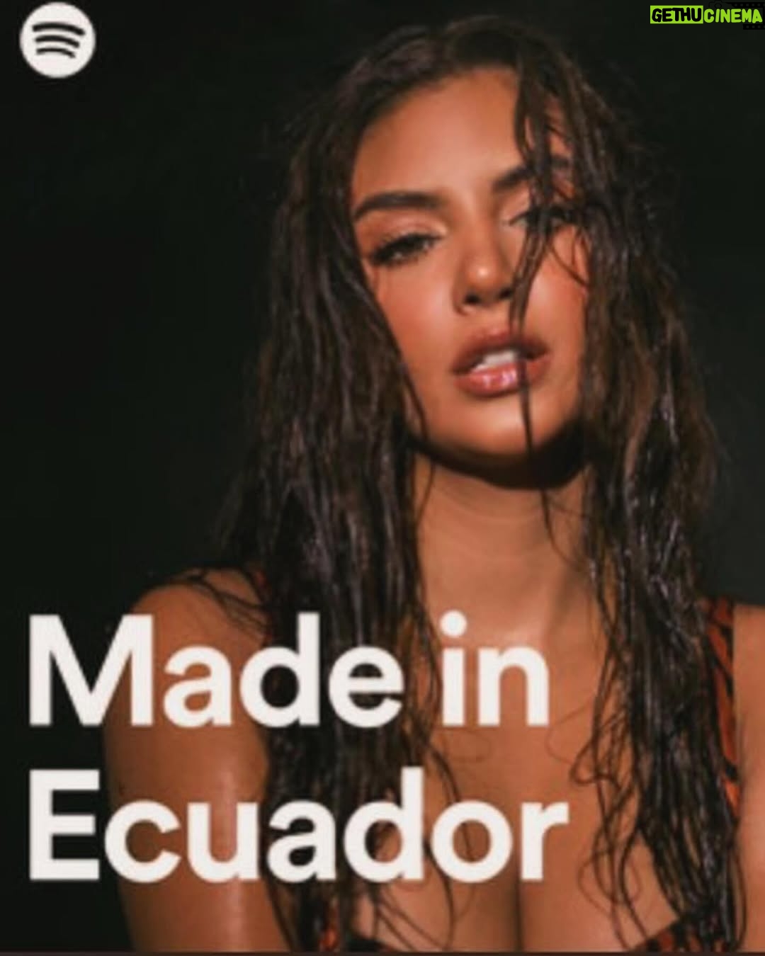 Dayanara Peralta - 32.9K Likes - 2024 GRACIAS ! Fuiste duro, exitoso, hermoso, hijuemadre, fuiste todo, creo que tuviste todo lo que un año debe tener.
Quiero agradecer ! Agradecerte por todo, me diste el resultado de una canción que en el 2023 lanzaba con curiosidad pero con tanto amor que en este año me diste la bendición de que en muchos países se la canten al revés y al derecho, un tour increíble, extenso, hermoso, no lo llamaría ni cansado porque cada viaje me lo viví, me lo gocé con todo mi equipo de trabajo que ha sido una familia nueva para mí,este año tuvo distancias, la familia en otro país creció más ❤️🩹 por acá nos acortamos poquito pero siempre con ese amor y conexión que ni millones de kilómetros borran. Me permitiste seguir caminando de la mano del amor de mi vida, conocí Europa por primera vez y como si eso era poco me permitiste realizar mi primer EURO TOUR ❤️🩹 tuve colaboraciones increíbles con artistas enormes que admiro, respeto y quiero mucho en la actualidad ✨ me abriste puertas con mi música en países muy lindos además del mío ! Me permitiste llenar conciertos con más de hasta 50 mil personas solitaaa 😭 🇪🇨
Me diste reconocimientos muy valiosos como ser portada en playlists muy importantes, ser premiada hace unos días como la artista del año, canción del año y muchooo más !
Mandaste a un angelito a mi vidaaaaa mi CHOKO, mi chokito bebé 🐶
Me permitiste cantar 2 veces en el Movistar Arena en Colombia 🇨🇴
También me enfermaste durísimooo 😂☝️ pero no tengo nada que reprocharte, solo agradecerte ! Gracias carajo, solo te pido salud para mi sangre, mi raíz, mi familia, mi esposo maravilloso, mis fans, mis DaDababys, mi equipo de trabajo y toda esta gente hermosa que está aquí leyendo esto, gracias a todos por acompañarme LOS AMO ! Vamos por más se los jurooooo #ECUADORENLACASA ❤️🩹✨