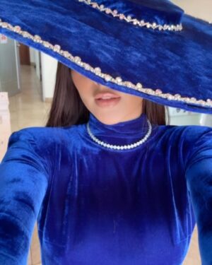 Dayanara Peralta Instagram - No me canten la mochila azul ahora cántenme la del sombrerito azul 🥹😂✨uno de mis looketesss de hoy para los premios a la música de @tctelevision 🩵 nuevamente gracias por esas 3 categorías ganadoras de hoyyyyy 🙏🙏✨ acompáñenme siempre ! 
.
✨El genio de mis vestidos mi @joseluis_fernandez_c ✨
Sombrero by @miguel_manrique_s 
.
Maquillaje hermoso de hoy y peinado realizado por  mi @duodelecuador @jinsonpinedaoficial_ @hectoralvarado__ ✨ 
.
Accesorios by @rockfeld 🌟