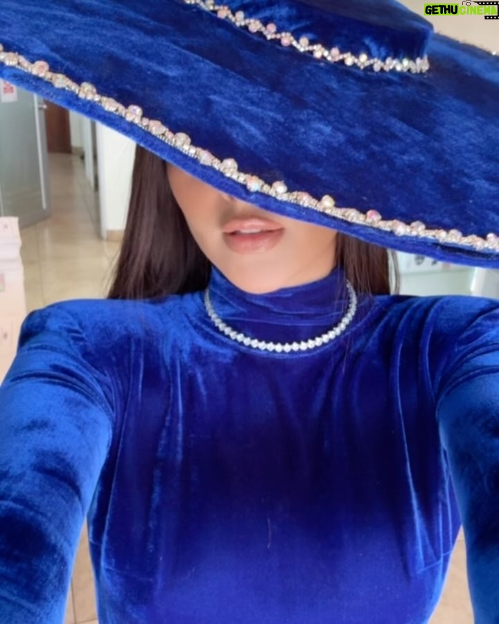 Dayanara Peralta - 30.4K Likes - No me canten la mochila azul ahora cántenme la del sombrerito azul 🥹😂✨uno de mis looketesss de hoy para los premios a la música de @tctelevision 🩵 nuevamente gracias por esas 3 categorías ganadoras de hoyyyyy 🙏🙏✨ acompáñenme siempre !
.
✨El genio de mis vestidos mi @joseluis_fernandez_c ✨
Sombrero by @miguel_manrique_s
.
Maquillaje hermoso de hoy y peinado realizado por mi @duodelecuador @jinsonpinedaoficial_ @hectoralvarado__ ✨
.
Accesorios by @rockfeld 🌟