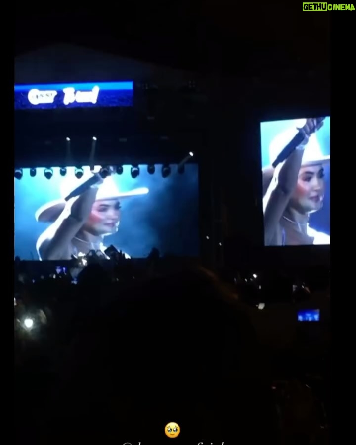 Dayanara Peralta - 32.9K Likes - 2024 GRACIAS ! Fuiste duro, exitoso, hermoso, hijuemadre, fuiste todo, creo que tuviste todo lo que un año debe tener.
Quiero agradecer ! Agradecerte por todo, me diste el resultado de una canción que en el 2023 lanzaba con curiosidad pero con tanto amor que en este año me diste la bendición de que en muchos países se la canten al revés y al derecho, un tour increíble, extenso, hermoso, no lo llamaría ni cansado porque cada viaje me lo viví, me lo gocé con todo mi equipo de trabajo que ha sido una familia nueva para mí,este año tuvo distancias, la familia en otro país creció más ❤️🩹 por acá nos acortamos poquito pero siempre con ese amor y conexión que ni millones de kilómetros borran. Me permitiste seguir caminando de la mano del amor de mi vida, conocí Europa por primera vez y como si eso era poco me permitiste realizar mi primer EURO TOUR ❤️🩹 tuve colaboraciones increíbles con artistas enormes que admiro, respeto y quiero mucho en la actualidad ✨ me abriste puertas con mi música en países muy lindos además del mío ! Me permitiste llenar conciertos con más de hasta 50 mil personas solitaaa 😭 🇪🇨
Me diste reconocimientos muy valiosos como ser portada en playlists muy importantes, ser premiada hace unos días como la artista del año, canción del año y muchooo más !
Mandaste a un angelito a mi vidaaaaa mi CHOKO, mi chokito bebé 🐶
Me permitiste cantar 2 veces en el Movistar Arena en Colombia 🇨🇴
También me enfermaste durísimooo 😂☝️ pero no tengo nada que reprocharte, solo agradecerte ! Gracias carajo, solo te pido salud para mi sangre, mi raíz, mi familia, mi esposo maravilloso, mis fans, mis DaDababys, mi equipo de trabajo y toda esta gente hermosa que está aquí leyendo esto, gracias a todos por acompañarme LOS AMO ! Vamos por más se los jurooooo #ECUADORENLACASA ❤️🩹✨