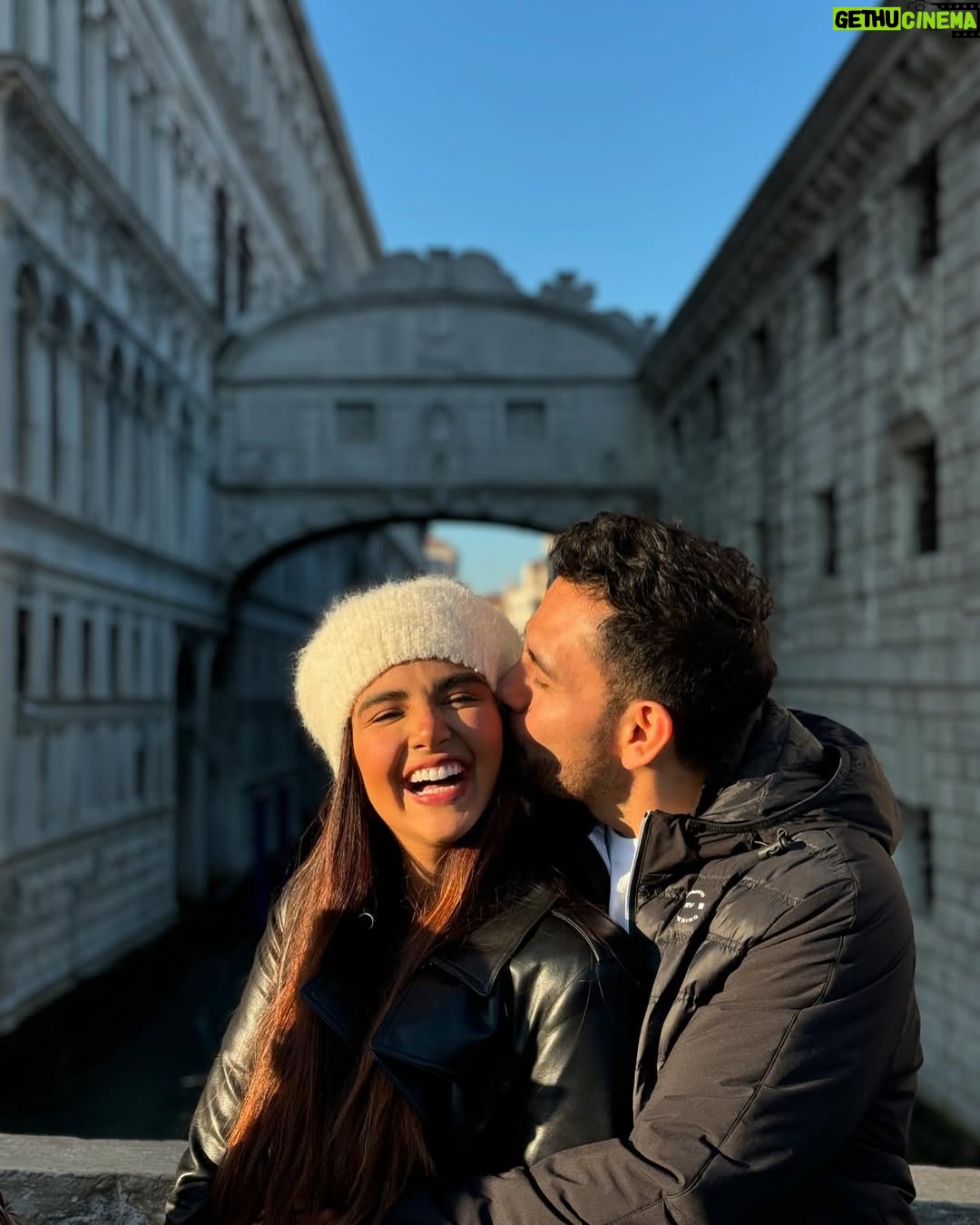 Dayanara Peralta - 32.9K Likes - 2024 GRACIAS ! Fuiste duro, exitoso, hermoso, hijuemadre, fuiste todo, creo que tuviste todo lo que un año debe tener.
Quiero agradecer ! Agradecerte por todo, me diste el resultado de una canción que en el 2023 lanzaba con curiosidad pero con tanto amor que en este año me diste la bendición de que en muchos países se la canten al revés y al derecho, un tour increíble, extenso, hermoso, no lo llamaría ni cansado porque cada viaje me lo viví, me lo gocé con todo mi equipo de trabajo que ha sido una familia nueva para mí,este año tuvo distancias, la familia en otro país creció más ❤️🩹 por acá nos acortamos poquito pero siempre con ese amor y conexión que ni millones de kilómetros borran. Me permitiste seguir caminando de la mano del amor de mi vida, conocí Europa por primera vez y como si eso era poco me permitiste realizar mi primer EURO TOUR ❤️🩹 tuve colaboraciones increíbles con artistas enormes que admiro, respeto y quiero mucho en la actualidad ✨ me abriste puertas con mi música en países muy lindos además del mío ! Me permitiste llenar conciertos con más de hasta 50 mil personas solitaaa 😭 🇪🇨
Me diste reconocimientos muy valiosos como ser portada en playlists muy importantes, ser premiada hace unos días como la artista del año, canción del año y muchooo más !
Mandaste a un angelito a mi vidaaaaa mi CHOKO, mi chokito bebé 🐶
Me permitiste cantar 2 veces en el Movistar Arena en Colombia 🇨🇴
También me enfermaste durísimooo 😂☝️ pero no tengo nada que reprocharte, solo agradecerte ! Gracias carajo, solo te pido salud para mi sangre, mi raíz, mi familia, mi esposo maravilloso, mis fans, mis DaDababys, mi equipo de trabajo y toda esta gente hermosa que está aquí leyendo esto, gracias a todos por acompañarme LOS AMO ! Vamos por más se los jurooooo #ECUADORENLACASA ❤️🩹✨