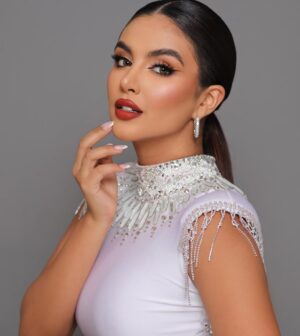Dayanara Peralta Instagram - 🎵 Te había superado hasta que entraste por esa puerta, me había olvidado que se siente estar sin ti, yo sé que no soy fuerte pero soy de las que aparenta que no le pasa nada cuando se siente morir 🎵❤️‍🩹🍷
.
Quién diría que esta fue mi primera canción en este hermoso género que amo y está abriéndome muchas puertas en sus corazones ✨✨✨🙏
.
La próxima canción en que termino la quieren ? Suave - Medio - Fuerte ? 👇👀 yo cumplo 👇🥃 
.
Fotografía y maquillaje by @fabiansesenstudio 📸💋 
Vestido by @joseluis_fernandez_c ✨
Sombrero by @lacasadelsombrero_monturas