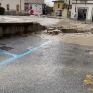 Debi Mazar Instagram - Tuscany is under RED ALERT! Major rains though Saturday. They are putting up Barriers to try to stop over flow .. 
Sesto Fiorentino is a disaster.The water under the Ponte Vecchio is rising .
Praying the rain subsides🙏🏻
#climatechange