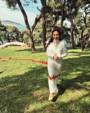 Denise Capezza Instagram - Geçici mutluluk anları.. 
Bu akşam! 
@sakirpasaailesi_
@nowtvturkiye
#şakirpaşaailesi