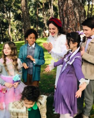 Denise Capezza Instagram - Geçici mutluluk anları.. 
Bu akşam! 
@sakirpasaailesi_
@nowtvturkiye
#şakirpaşaailesi