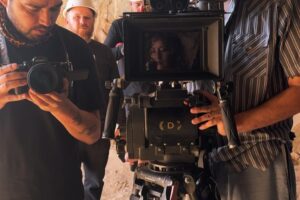 Denise Rosenthal Instagram - Hace un tiempo me invitaron a participar para hacer el soundtrack oficial de @oroamargopelicula .. 🥹🤩🫀 De siempre que quería hacer algo así y fue una hermosa invitación que hizo florecer todas mis ideas en esta canción que sale hoy a las 0:00, (con video además dirigido por la seca @rociohuertam ) .. Cuando me enviaron la peli, protagonizada por @katt_stew y @panchomelo me senté a verla y me sentí muy reflejada e inspirada con la historia 🥹♥️ Justo estaba terminando un proceso importante profesional y personalmente con mi padre, y quise escribirle esta canción, porque mucho de lo que aprendí de él lo honro y lo abrazo con toda mi alma (Te amo papo).. Es una historia preciosa e intensa la de la pelí, y después de verla en 30 minutos había hecho la canción y se la mandé al @andrescelism para que la produciría e hiciera su magia 🪄. La película está llena de resiliencia y de valentía femenina abrazando esa masculinidad que nos entregan esos padres que lo dan todo y más para acompañar y guiar a sus crías con la sabiduría y las herramientas que tienen para entregar.  Vayan a ver la película, que se estrena este 8 de Mayo en todos los cines del país, apoye lo nacional, conozca historias diferentes y sobre todo, abrace y valore la colaboración de las culturas!! (Para la próxima invítenme a actuar también 🤩🥹 jiji) Un besito a todxs, ya pronto se vienen muchas cositas