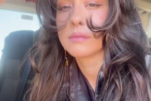 Denise Rosenthal Instagram - Hace un tiempo me invitaron a participar para hacer el soundtrack oficial de @oroamargopelicula .. 🥹🤩🫀 De siempre que quería hacer algo así y fue una hermosa invitación que hizo florecer todas mis ideas en esta canción que sale hoy a las 0:00, (con video además dirigido por la seca @rociohuertam ) .. Cuando me enviaron la peli, protagonizada por @katt_stew y @panchomelo me senté a verla y me sentí muy reflejada e inspirada con la historia 🥹♥️ Justo estaba terminando un proceso importante profesional y personalmente con mi padre, y quise escribirle esta canción, porque mucho de lo que aprendí de él lo honro y lo abrazo con toda mi alma (Te amo papo).. Es una historia preciosa e intensa la de la pelí, y después de verla en 30 minutos había hecho la canción y se la mandé al @andrescelism para que la produciría e hiciera su magia 🪄. La película está llena de resiliencia y de valentía femenina abrazando esa masculinidad que nos entregan esos padres que lo dan todo y más para acompañar y guiar a sus crías con la sabiduría y las herramientas que tienen para entregar.  Vayan a ver la película, que se estrena este 8 de Mayo en todos los cines del país, apoye lo nacional, conozca historias diferentes y sobre todo, abrace y valore la colaboración de las culturas!! (Para la próxima invítenme a actuar también 🤩🥹 jiji) Un besito a todxs, ya pronto se vienen muchas cositas