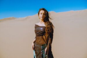 Denise Rosenthal Instagram - Hace un tiempo me invitaron a participar para hacer el soundtrack oficial de @oroamargopelicula .. 🥹🤩🫀 De siempre que quería hacer algo así y fue una hermosa invitación que hizo florecer todas mis ideas en esta canción que sale hoy a las 0:00, (con video además dirigido por la seca @rociohuertam ) .. Cuando me enviaron la peli, protagonizada por @katt_stew y @panchomelo me senté a verla y me sentí muy reflejada e inspirada con la historia 🥹♥️ Justo estaba terminando un proceso importante profesional y personalmente con mi padre, y quise escribirle esta canción, porque mucho de lo que aprendí de él lo honro y lo abrazo con toda mi alma (Te amo papo).. Es una historia preciosa e intensa la de la pelí, y después de verla en 30 minutos había hecho la canción y se la mandé al @andrescelism para que la produciría e hiciera su magia 🪄. La película está llena de resiliencia y de valentía femenina abrazando esa masculinidad que nos entregan esos padres que lo dan todo y más para acompañar y guiar a sus crías con la sabiduría y las herramientas que tienen para entregar.  Vayan a ver la película, que se estrena este 8 de Mayo en todos los cines del país, apoye lo nacional, conozca historias diferentes y sobre todo, abrace y valore la colaboración de las culturas!! (Para la próxima invítenme a actuar también 🤩🥹 jiji) Un besito a todxs, ya pronto se vienen muchas cositas