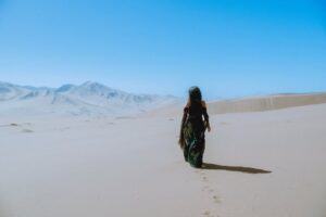 Denise Rosenthal Instagram - Hace un tiempo me invitaron a participar para hacer el soundtrack oficial de @oroamargopelicula .. 🥹🤩🫀 De siempre que quería hacer algo así y fue una hermosa invitación que hizo florecer todas mis ideas en esta canción que sale hoy a las 0:00, (con video además dirigido por la seca @rociohuertam ) .. Cuando me enviaron la peli, protagonizada por @katt_stew y @panchomelo me senté a verla y me sentí muy reflejada e inspirada con la historia 🥹♥️ Justo estaba terminando un proceso importante profesional y personalmente con mi padre, y quise escribirle esta canción, porque mucho de lo que aprendí de él lo honro y lo abrazo con toda mi alma (Te amo papo).. Es una historia preciosa e intensa la de la pelí, y después de verla en 30 minutos había hecho la canción y se la mandé al @andrescelism para que la produciría e hiciera su magia 🪄. La película está llena de resiliencia y de valentía femenina abrazando esa masculinidad que nos entregan esos padres que lo dan todo y más para acompañar y guiar a sus crías con la sabiduría y las herramientas que tienen para entregar.  Vayan a ver la película, que se estrena este 8 de Mayo en todos los cines del país, apoye lo nacional, conozca historias diferentes y sobre todo, abrace y valore la colaboración de las culturas!! (Para la próxima invítenme a actuar también 🤩🥹 jiji) Un besito a todxs, ya pronto se vienen muchas cositas