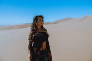 Denise Rosenthal Instagram - Hace un tiempo me invitaron a participar para hacer el soundtrack oficial de @oroamargopelicula .. 🥹🤩🫀 De siempre que quería hacer algo así y fue una hermosa invitación que hizo florecer todas mis ideas en esta canción que sale hoy a las 0:00, (con video además dirigido por la seca @rociohuertam ) .. Cuando me enviaron la peli, protagonizada por @katt_stew y @panchomelo me senté a verla y me sentí muy reflejada e inspirada con la historia 🥹♥️ Justo estaba terminando un proceso importante profesional y personalmente con mi padre, y quise escribirle esta canción, porque mucho de lo que aprendí de él lo honro y lo abrazo con toda mi alma (Te amo papo).. Es una historia preciosa e intensa la de la pelí, y después de verla en 30 minutos había hecho la canción y se la mandé al @andrescelism para que la produciría e hiciera su magia 🪄. La película está llena de resiliencia y de valentía femenina abrazando esa masculinidad que nos entregan esos padres que lo dan todo y más para acompañar y guiar a sus crías con la sabiduría y las herramientas que tienen para entregar.  Vayan a ver la película, que se estrena este 8 de Mayo en todos los cines del país, apoye lo nacional, conozca historias diferentes y sobre todo, abrace y valore la colaboración de las culturas!! (Para la próxima invítenme a actuar también 🤩🥹 jiji) Un besito a todxs, ya pronto se vienen muchas cositas