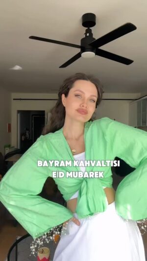Deniz Durmaz Instagram - Video sonundaki sürprizi görenler? Misafiri beğendiniz mi😀
#bayram #kahvaltı #eid #aile