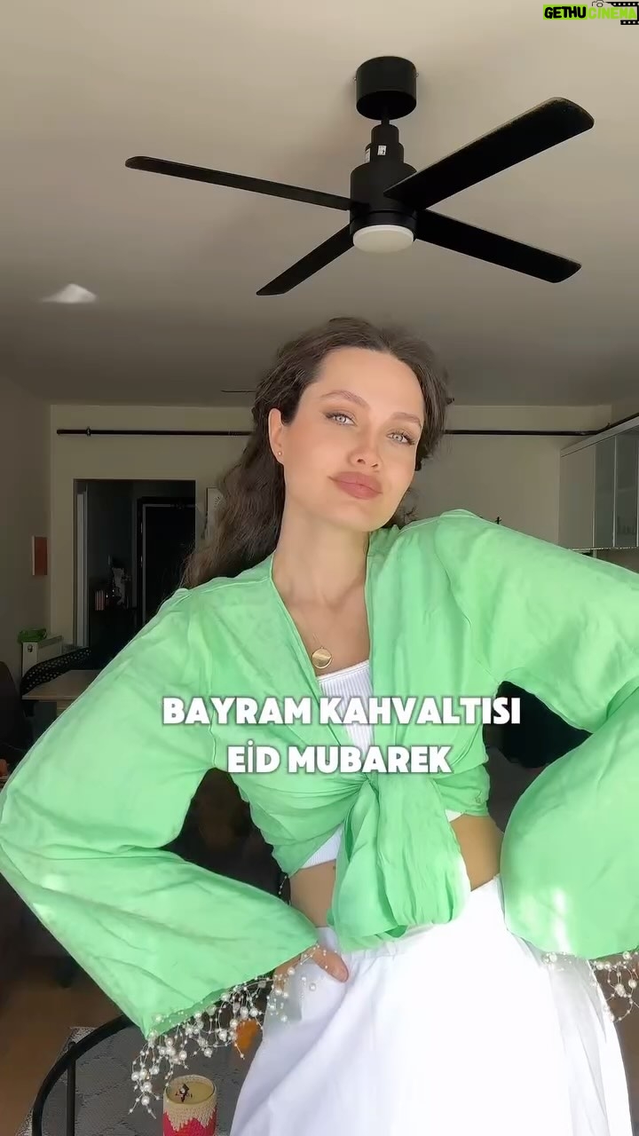 Deniz Durmaz - 51.9K Likes - Video sonundaki sürprizi görenler? Misafiri beğendiniz mi😀
#bayram #kahvaltı #eid #aile
