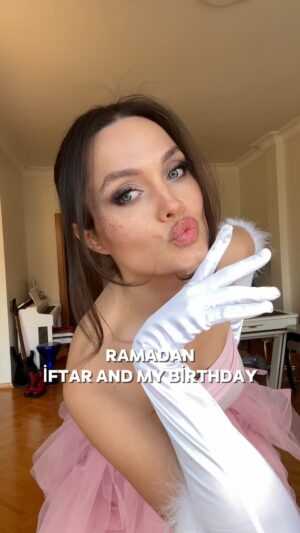 Deniz Durmaz Instagram - İftarını ilk neyle açıyorsun? Ramazan ayı doğum günüme denk gelince bende hem sizinle hem kendim kutlamak istedim..✨ 
#iftar #ramazan #reklam yoktur