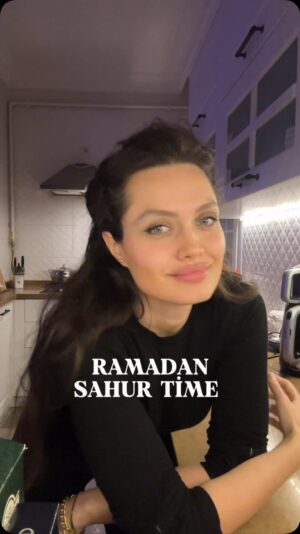 Deniz Durmaz Instagram - İşte o soru.. Sahura kalkıyor musun? 
#ramadan #sahur #fasting #ramazan
Reklam yoktur.